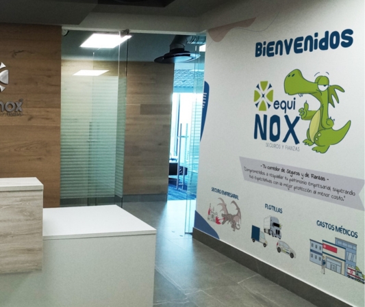 decoración para paredes de oficinas con vinil imagen corporativa