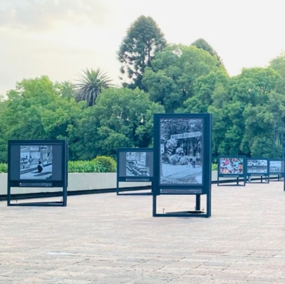 exposiciones al aire libre cdmx rejas del bosque de chapultepec, exposiciones con fotografías grandes de alta calidad