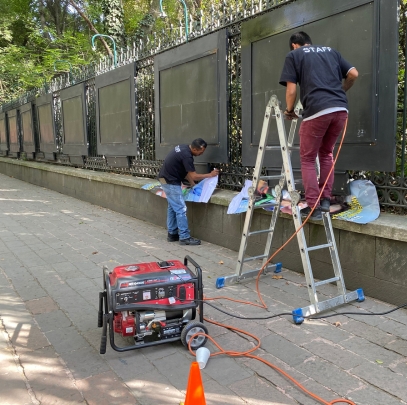 personal poniendo exposición al aire libre en las afueras de chapultepec cdmx por impresión creativa estudio