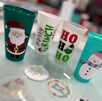 objetos personalizados para navidad con impresión en vinil, decoración personalizada con nombres, convivencia familiar con decoración para la familia navidad y eventos infantiles